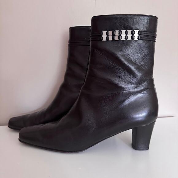 Salvatore Ferragamo Vara Black Chain Leather Ankle Boots Size 6 Narrow Width - Picture 1 of 12